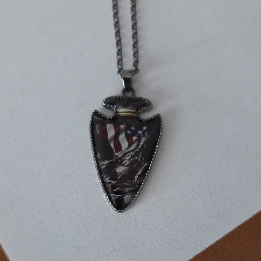 Mens Arrow Head Neck Chain With Ameican Flag On It
